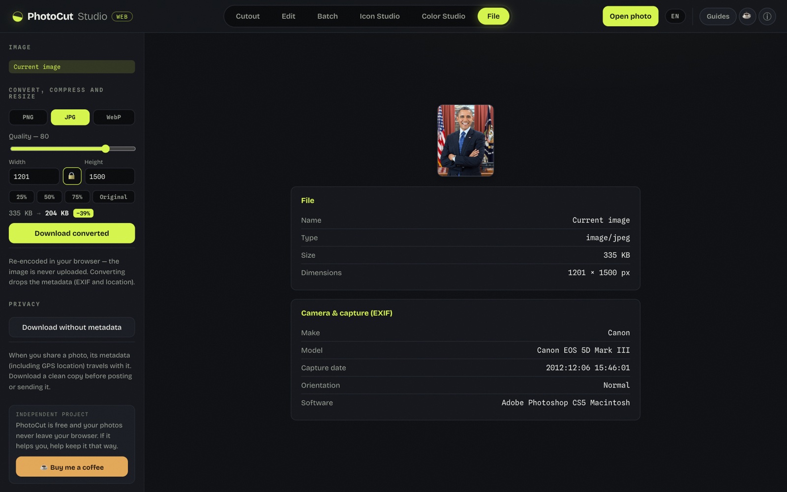 PhotoCut Studio's metadata panel showing a photo's EXIF (camera, date) and the 'Download without metadata' button.